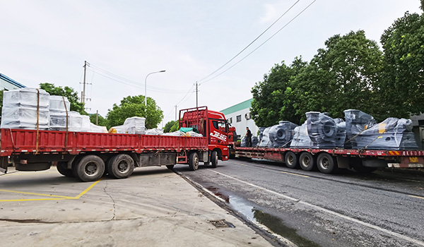 右车12台熔喷线产线高压离心风机，左车11台烘箱产线高温插入式离心风机